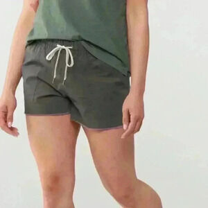 NWT Vuori
Vintage Ripstop
Shorts - Women's Sz L $68